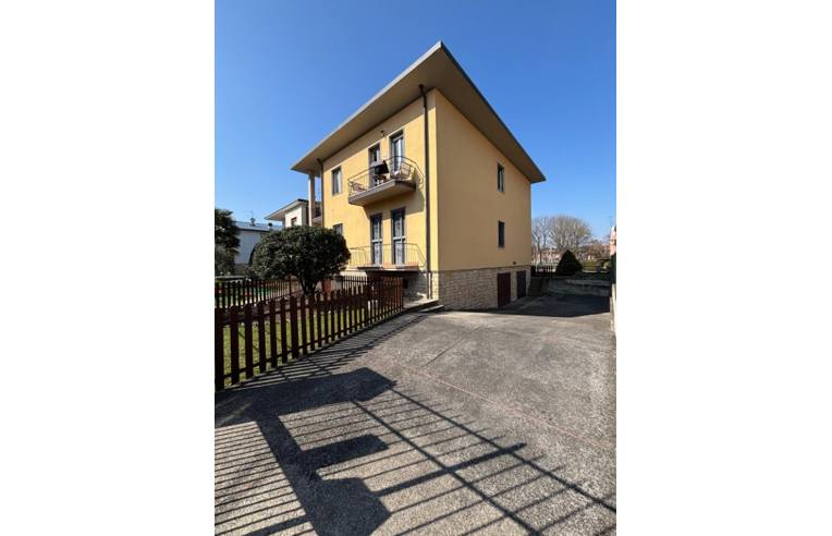 casa indipendente in vendita a Casazza in zona Colognola