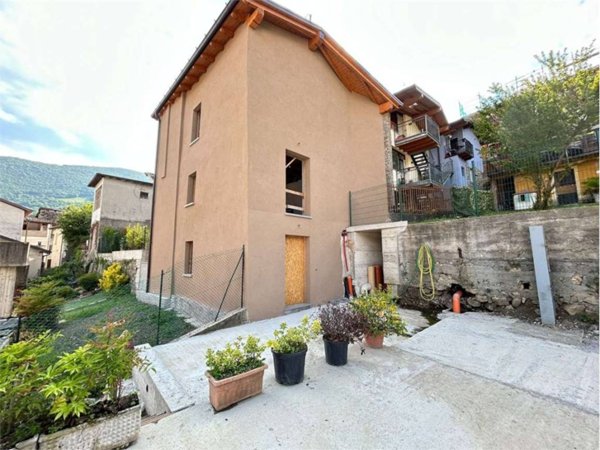 casa indipendente in vendita a Casazza in zona Mologno