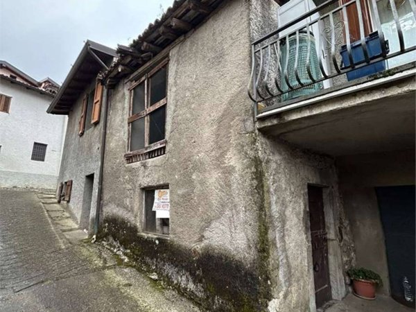 casa indipendente in vendita a Casazza in zona Colognola