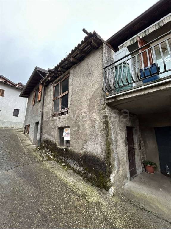 appartamento in vendita a Casazza in zona Colognola