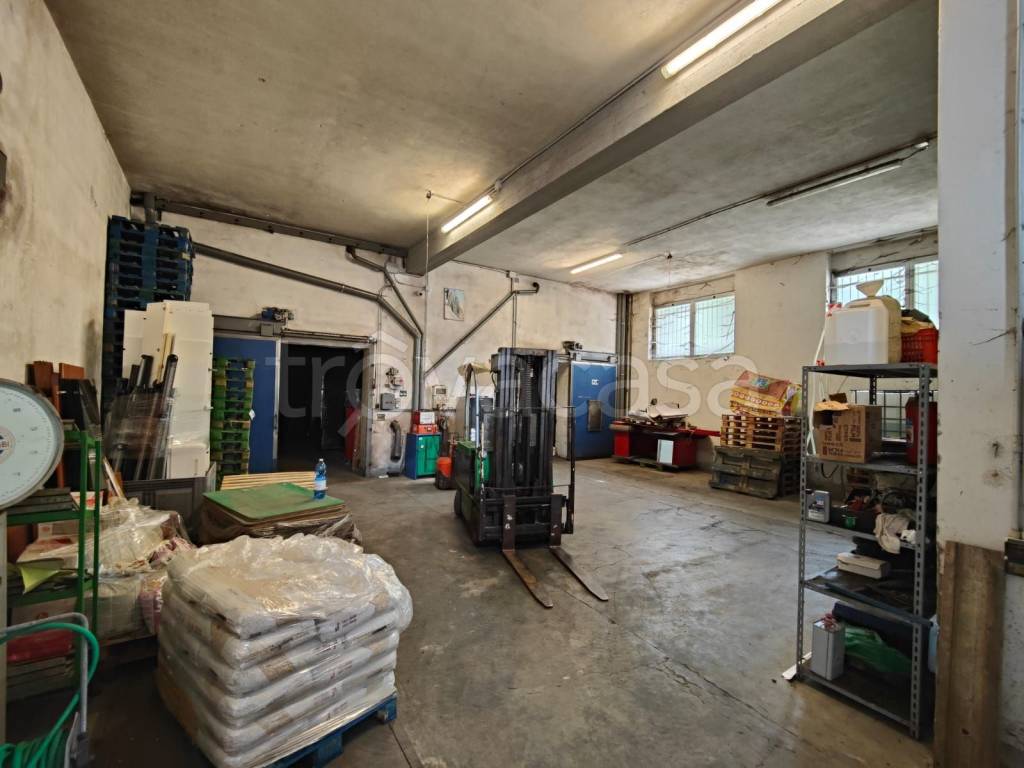 locale commerciale in vendita a Casazza