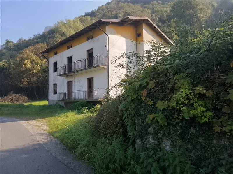 casa indipendente in vendita a Casazza in zona Colognola