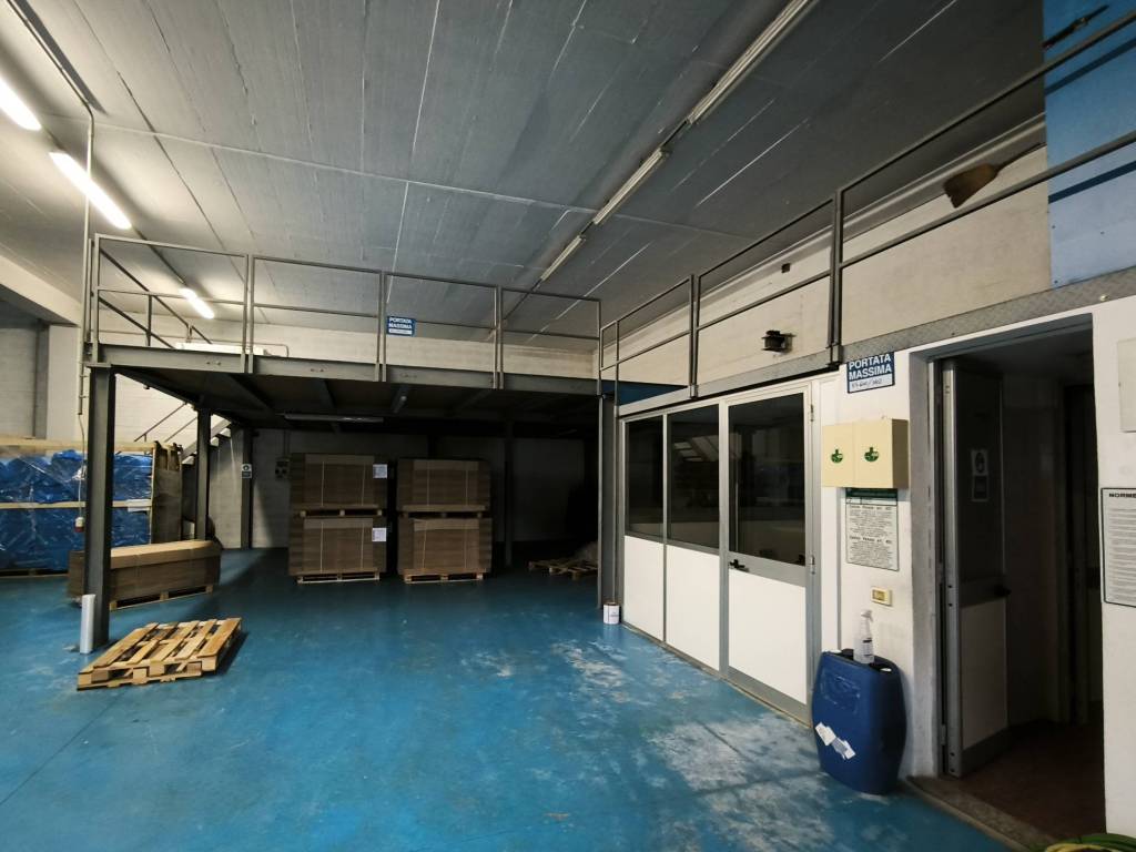 locale commerciale in vendita a Casazza