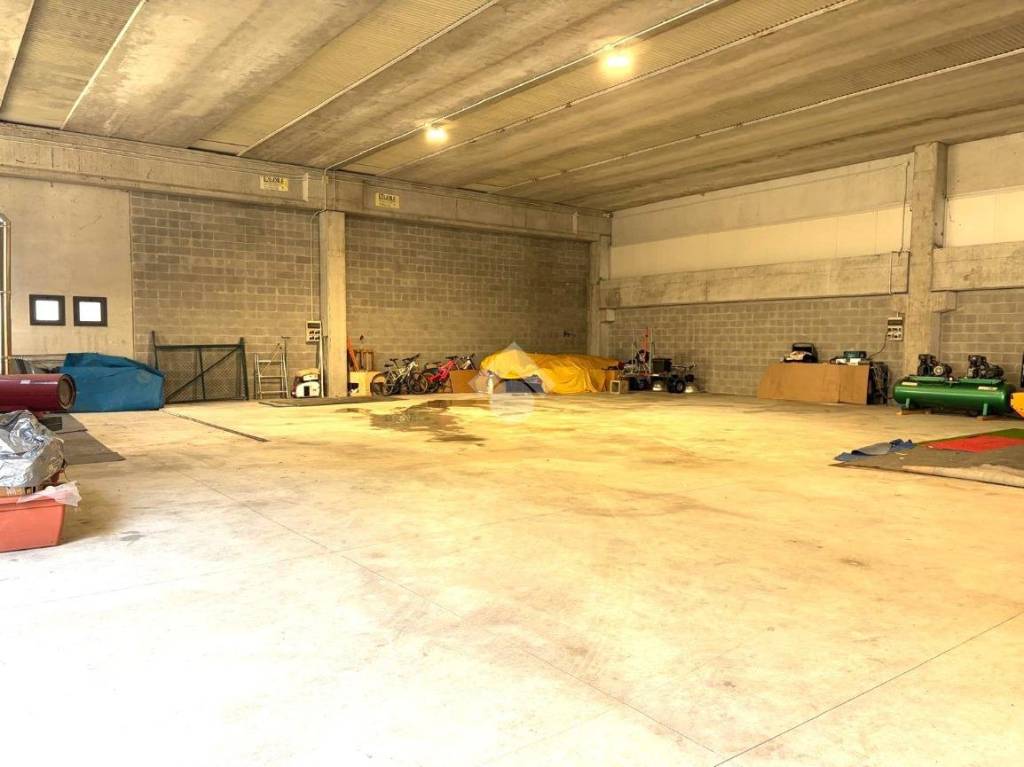 locale commerciale in vendita a Casazza