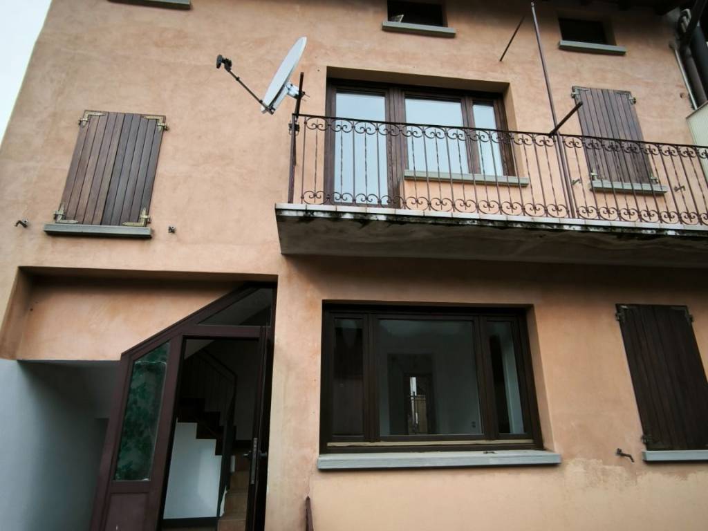 casa indipendente in vendita a Casazza in zona Mologno