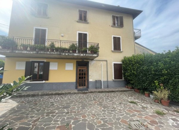 appartamento in vendita a Casazza in zona Colognola