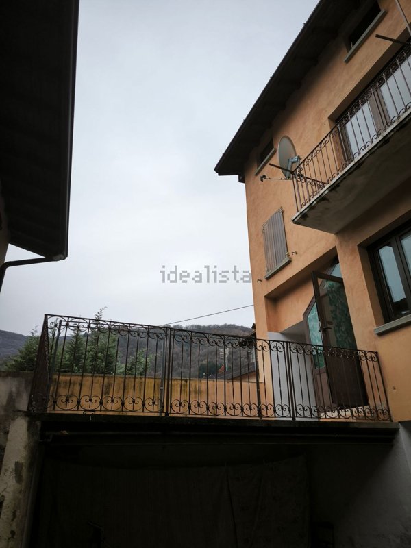 casa indipendente in vendita a Casazza in zona Mologno