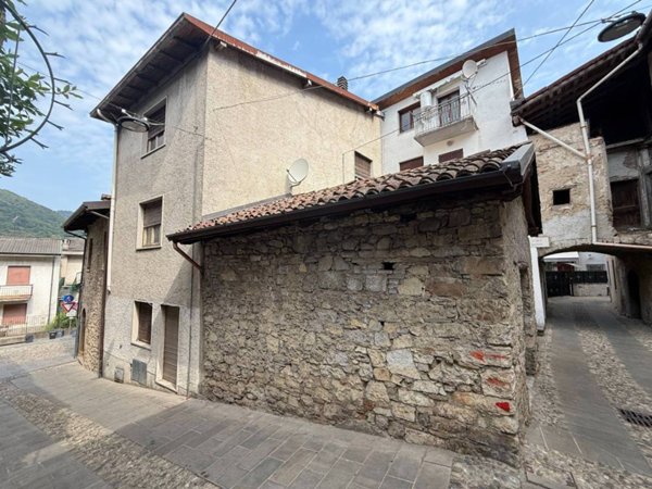 casa indipendente in vendita a Casazza in zona Colognola