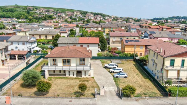 casa indipendente in vendita a Casazza in zona Colognola