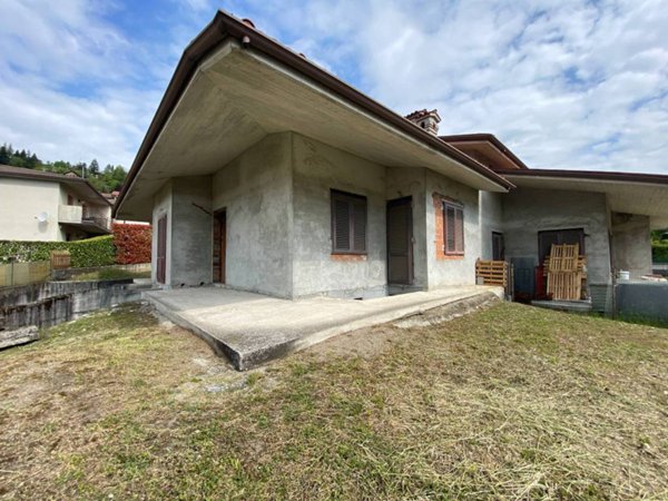 casa indipendente in vendita a Casazza in zona Mologno