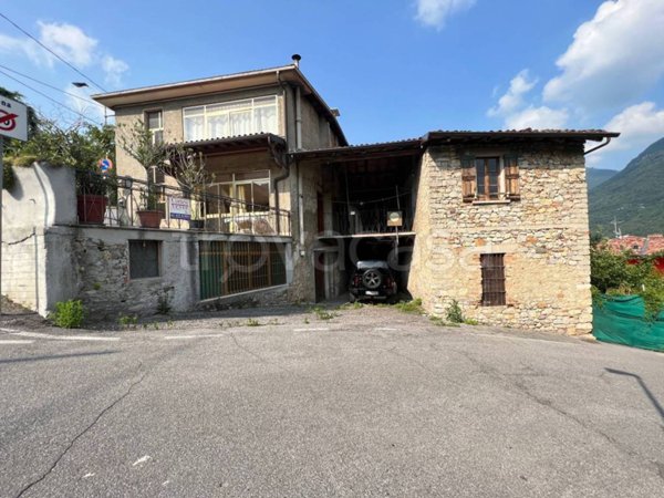 casa indipendente in vendita a Casazza in zona Mologno