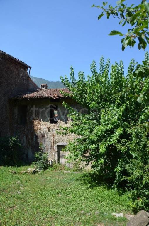 casa semindipendente in vendita a Casazza in zona Colognola