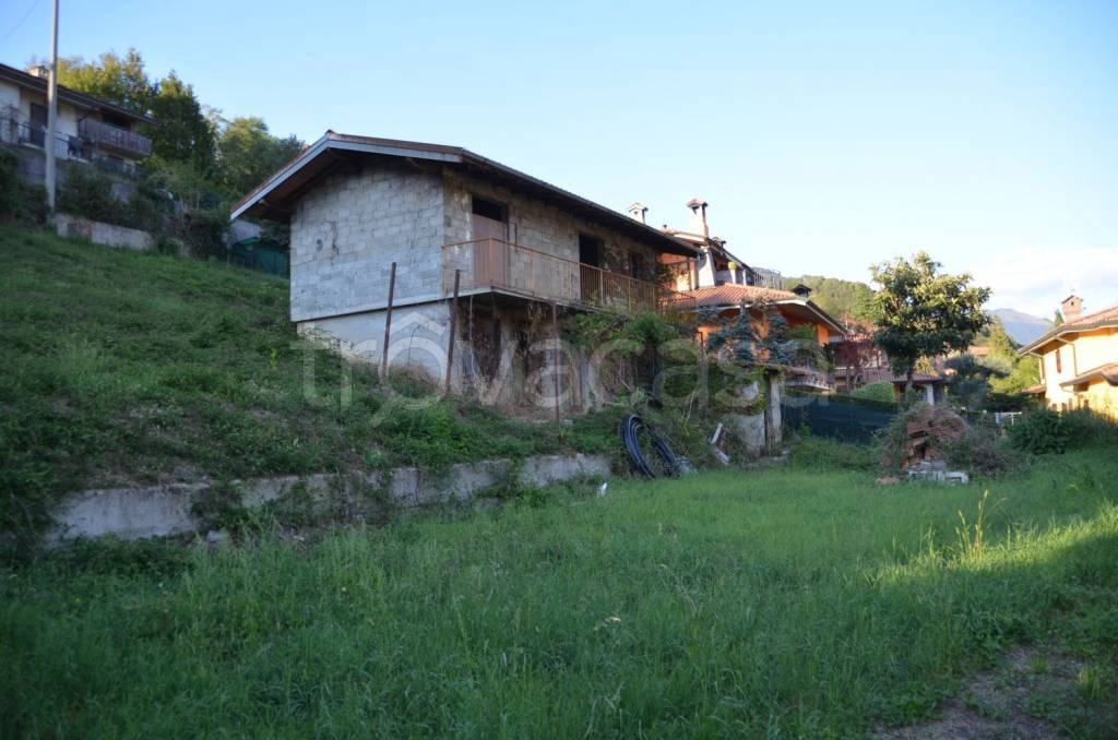 terreno edificabile in vendita a Casazza in zona Mologno