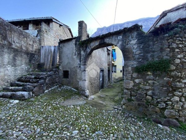 casa indipendente in vendita a Casazza in zona Colognola