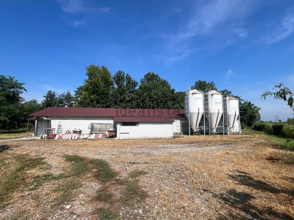 capannone in vendita a Casirate d'Adda