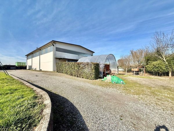 capannone in vendita a Casirate d'Adda