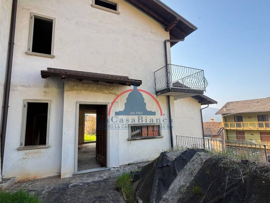 casa indipendente in vendita a Casnigo