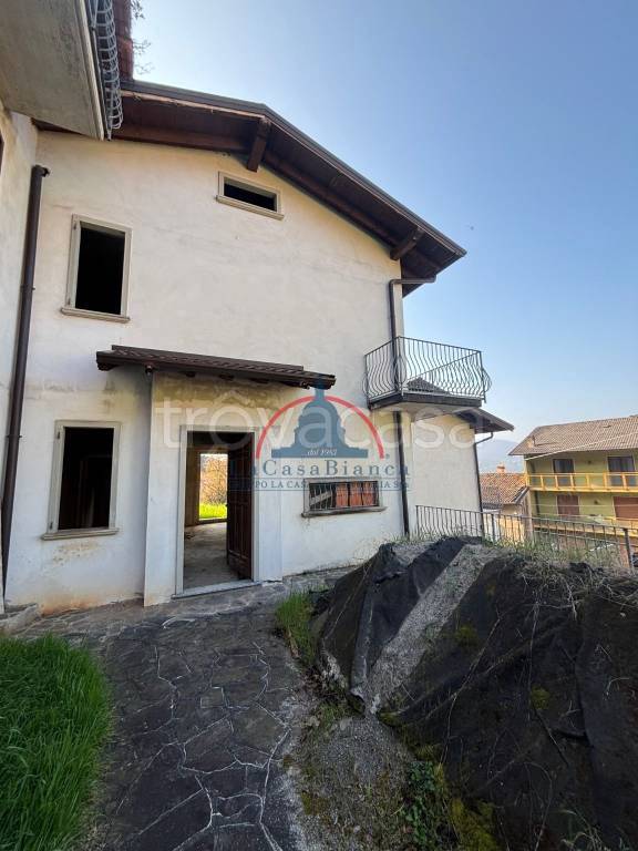 casa indipendente in vendita a Casnigo in zona Colzate