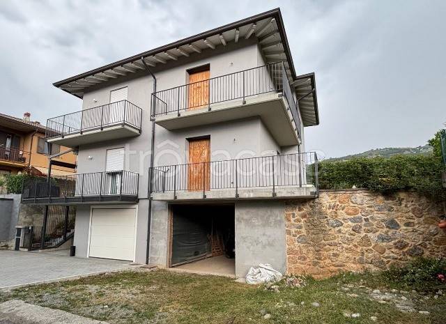 casa indipendente in vendita a Casnigo