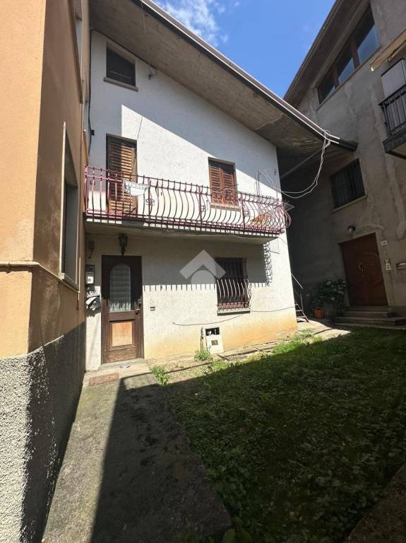 casa indipendente in vendita a Casnigo