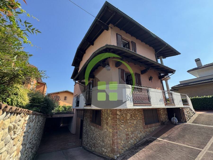 casa indipendente in vendita a Casnigo