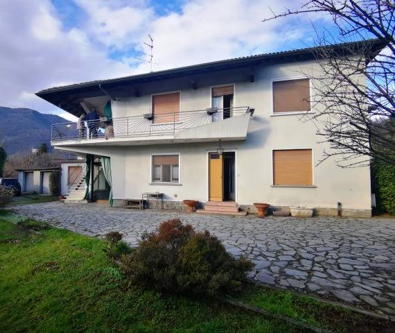 casa indipendente in vendita a Casnigo