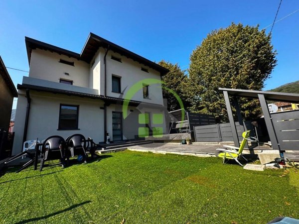 casa indipendente in vendita a Casnigo