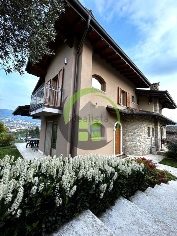 casa indipendente in vendita a Casnigo