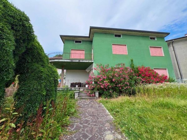 casa indipendente in vendita a Casnigo in zona Colzate