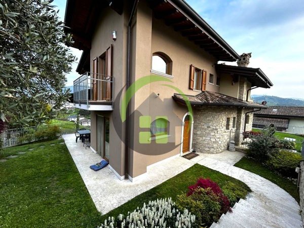 casa indipendente in vendita a Casnigo in zona Colzate