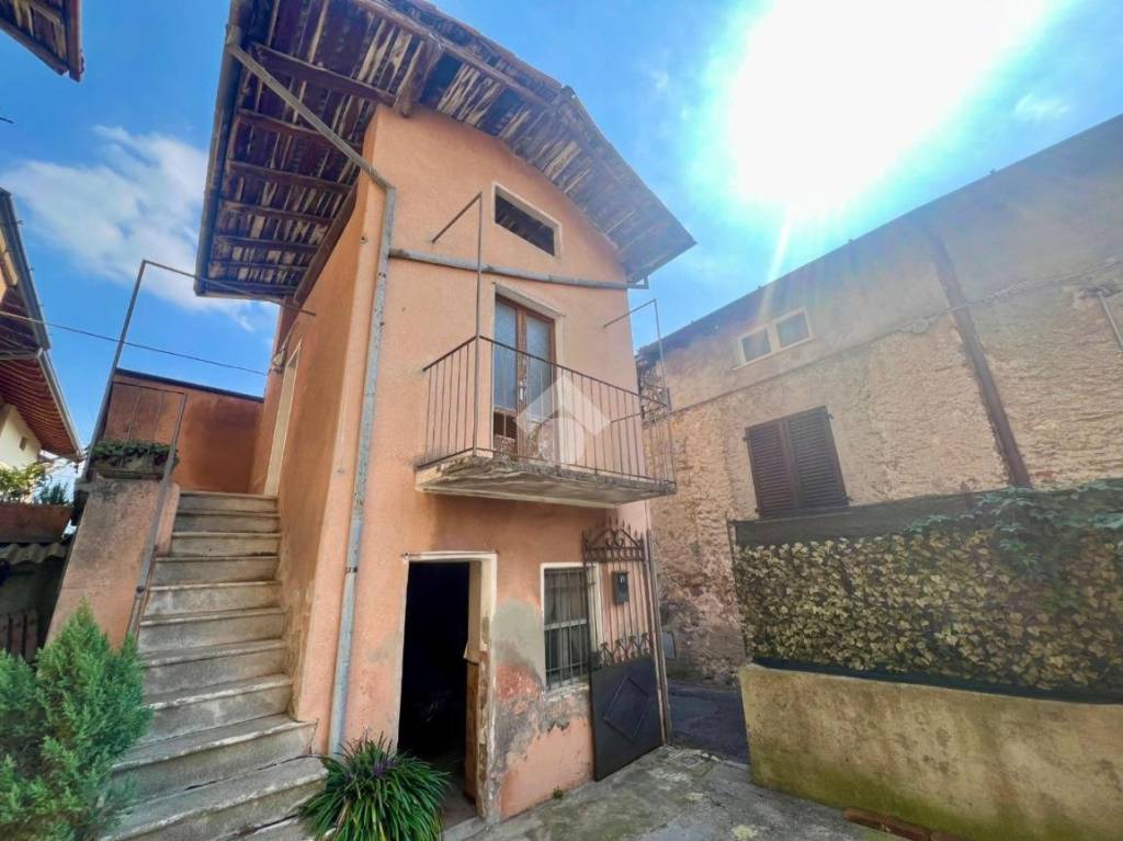 appartamento in vendita a Casnigo in zona Colzate