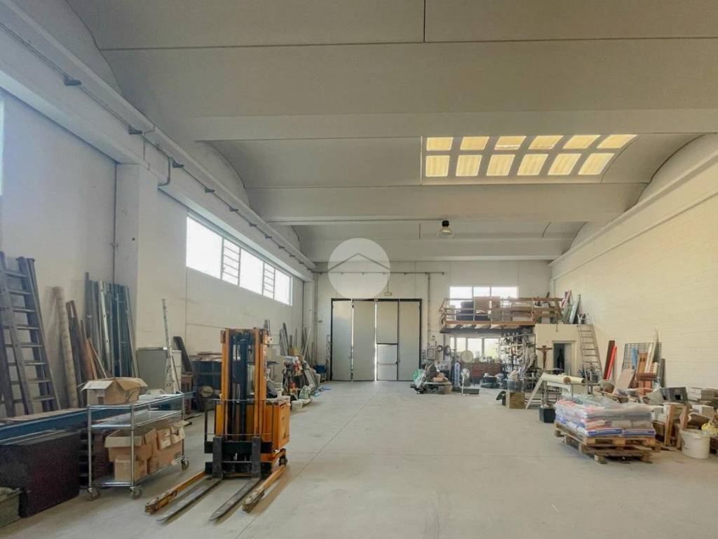 locale commerciale in vendita a Castel Rozzone