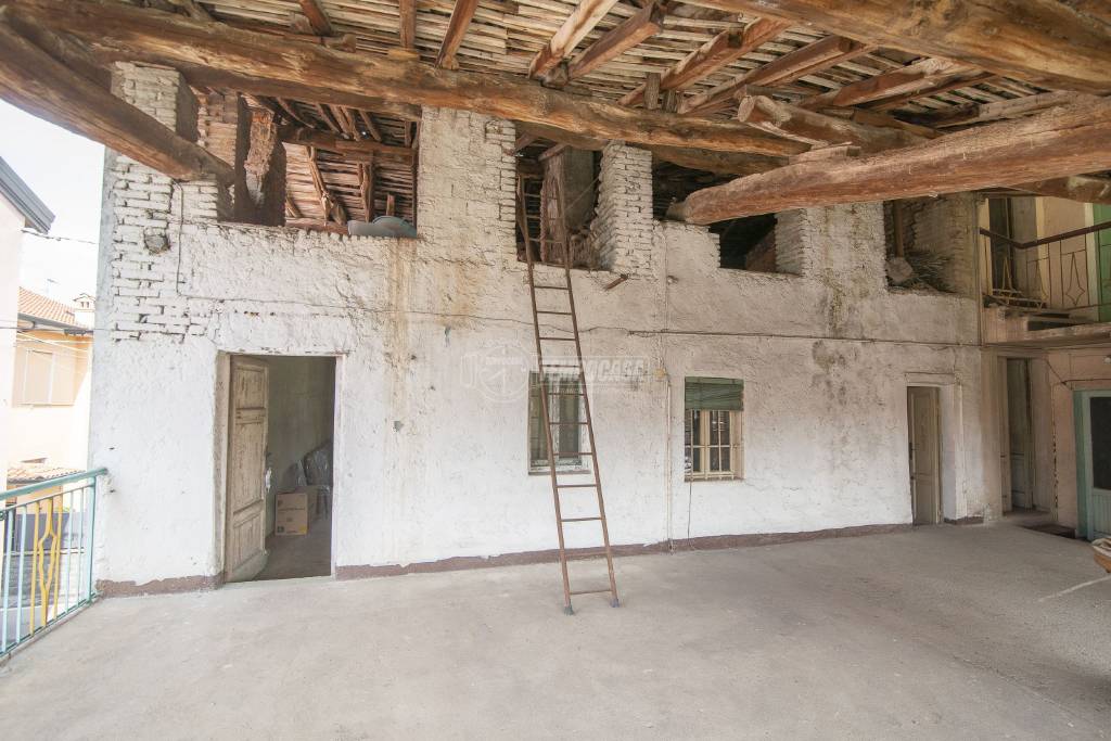 casale in vendita a Castel Rozzone