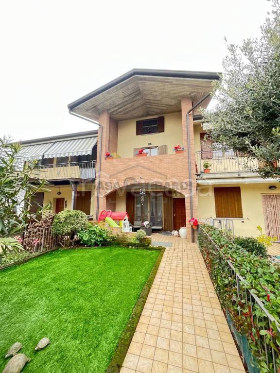casa indipendente in vendita a Castel Rozzone