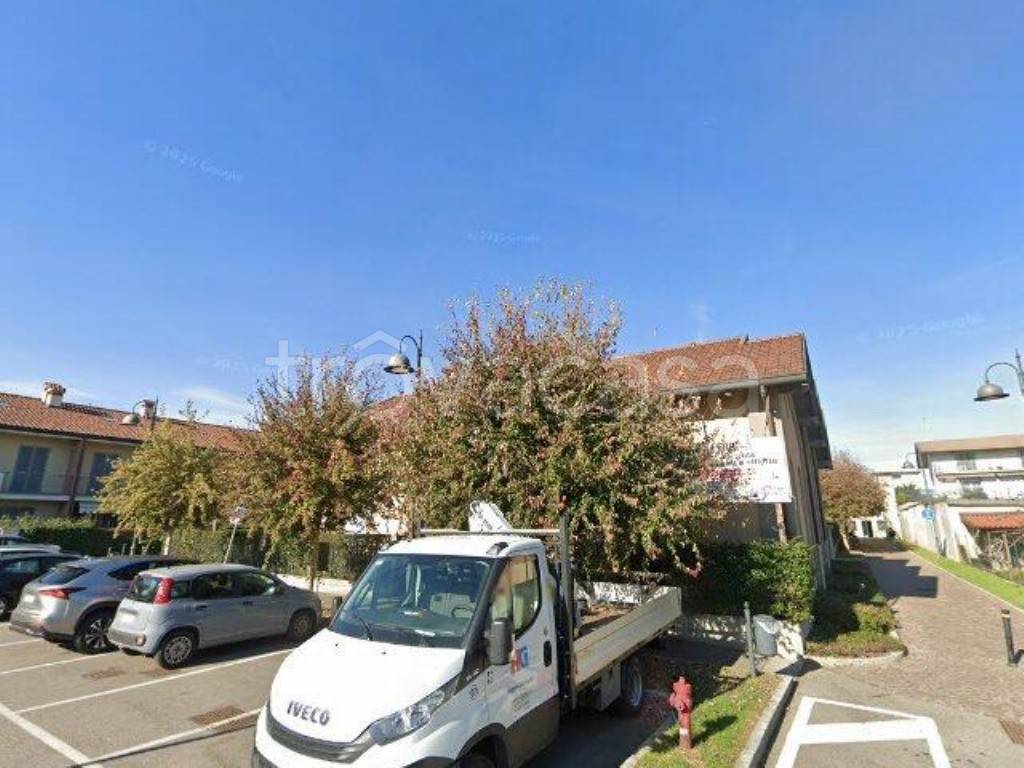 locale commerciale in vendita a Castel Rozzone