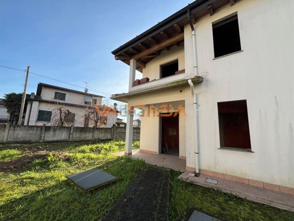 casa indipendente in vendita a Castel Rozzone