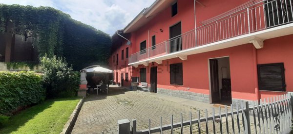 esavano in vendita ad Albiano d'Ivrea