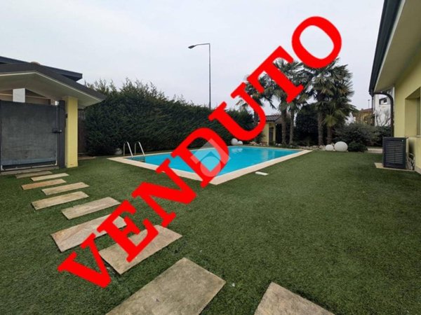 casa indipendente in vendita a Cavernago