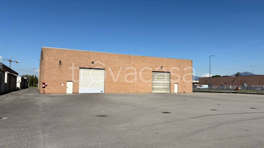 locale commerciale in vendita a Cavernago