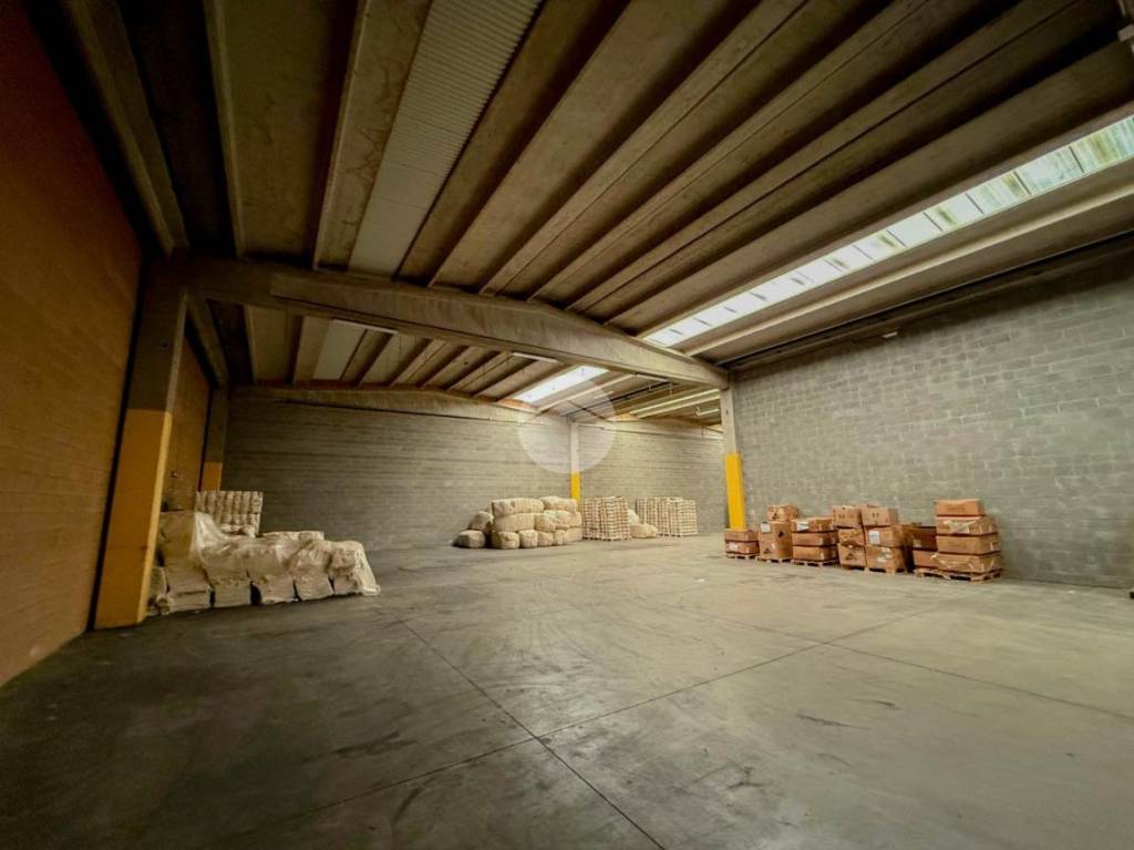 locale commerciale in vendita a Cavernago