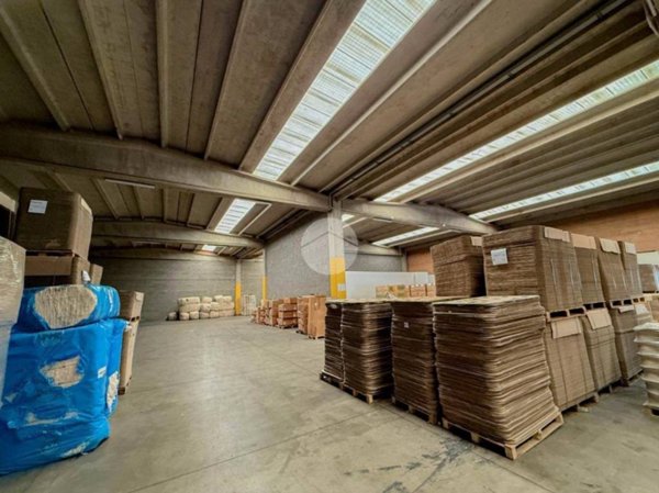 locale commerciale in vendita a Cavernago