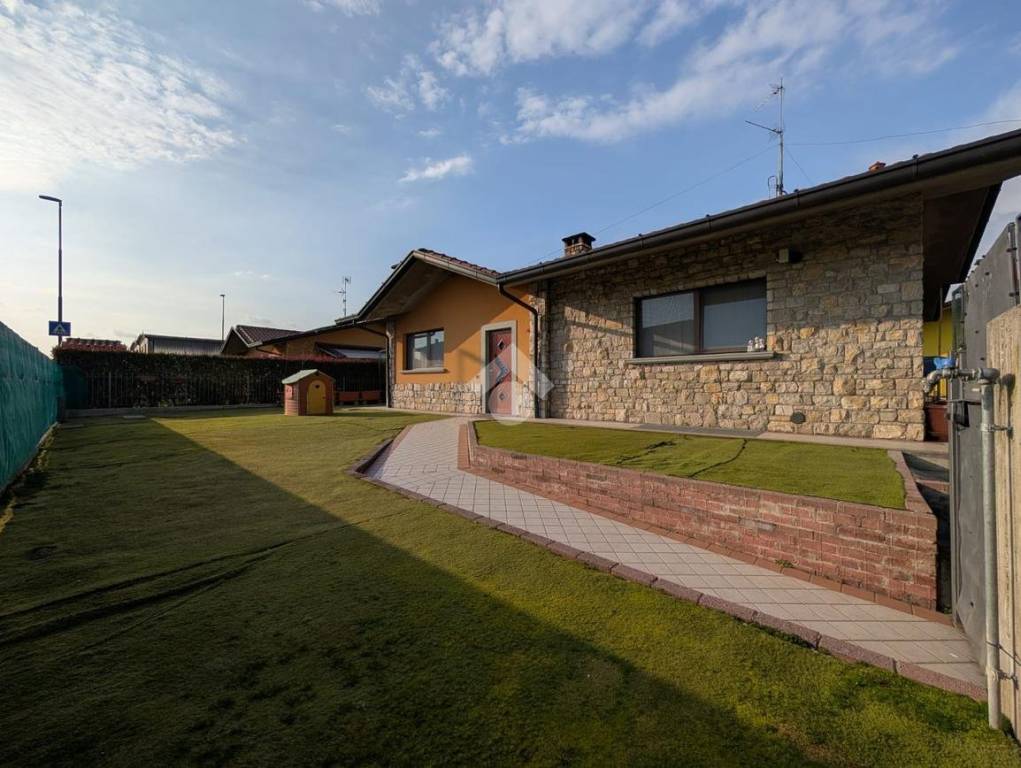 casa indipendente in vendita a Cavernago