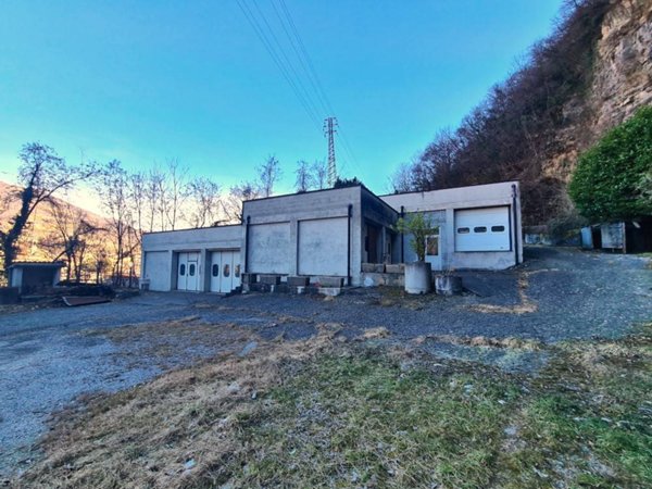 locale commerciale in vendita a Cene