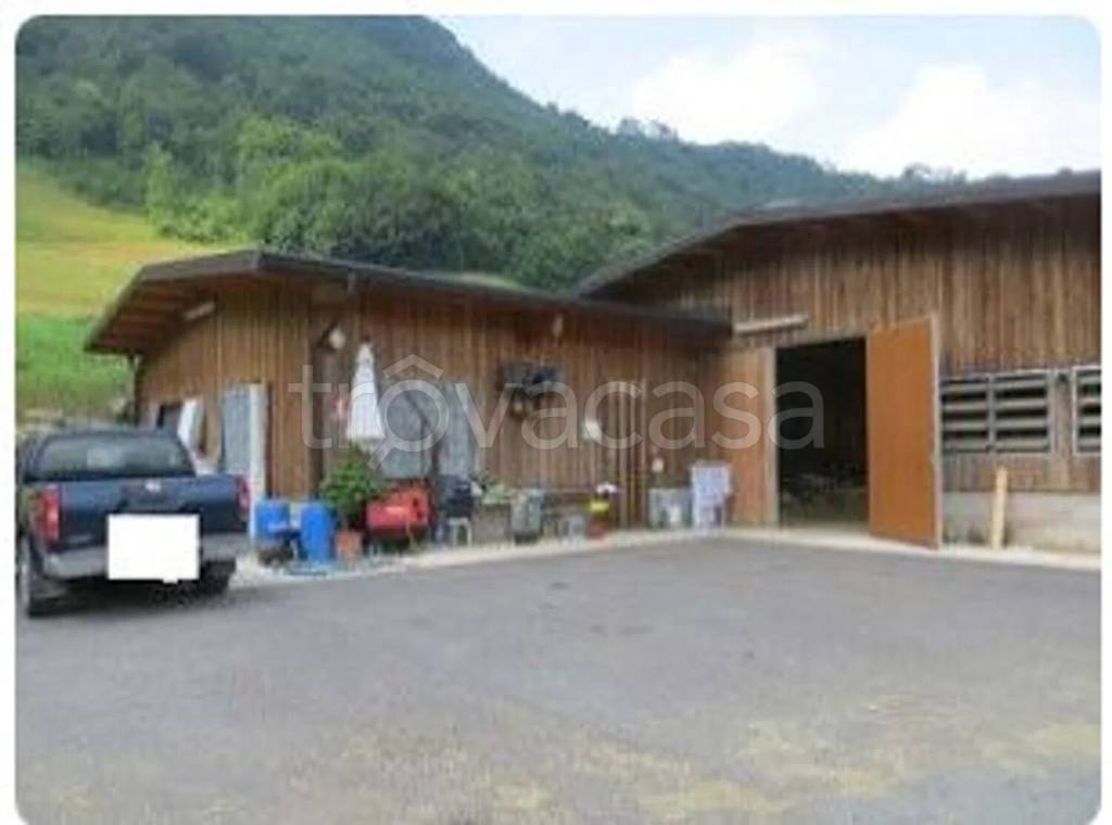 locale commerciale in vendita a Cene