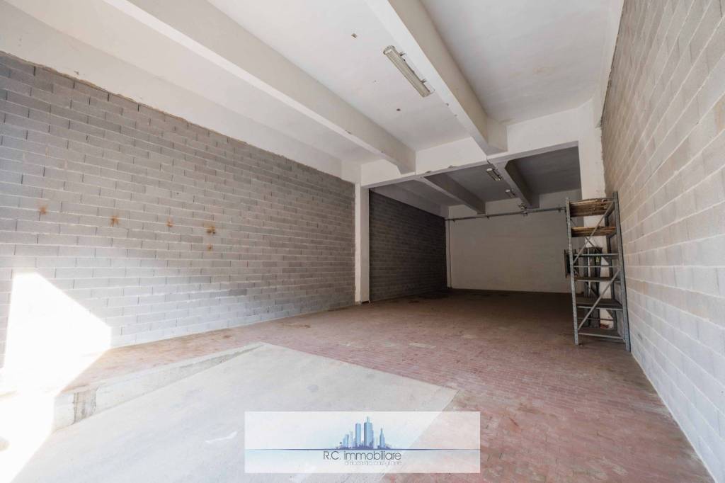 locale commerciale in vendita a Cene