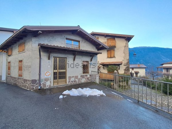 casa indipendente in vendita a Cerete in zona Novezio