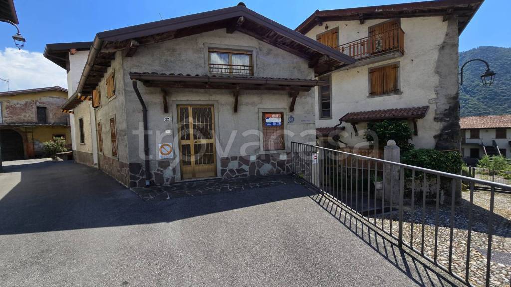 casa indipendente in vendita a Cerete in zona Novezio