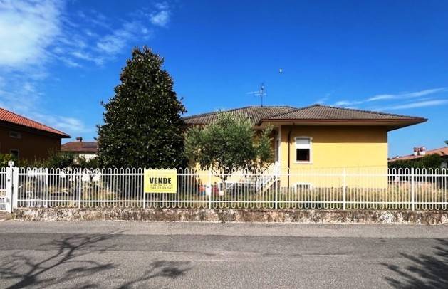 casa indipendente in vendita a Ciserano