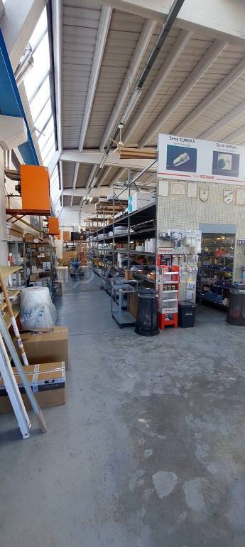 locale commerciale in vendita a Ciserano