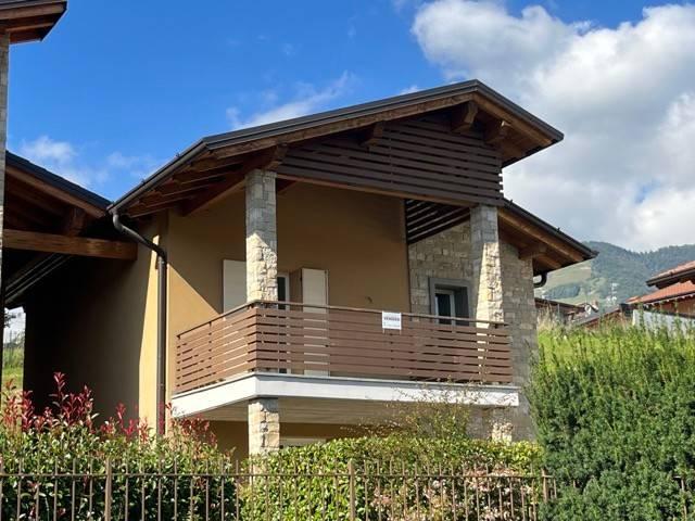 casa indipendente in vendita a Clusone in zona Fiorine